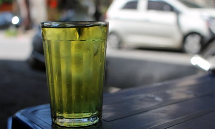 Nắng nóng đỉnh điểm: Đá viên cháy hàng, giành nhau như ‘đánh trận’