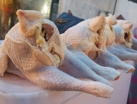 Thực hư gà không đầu, không nội tạng giá rẻ bán ở vỉa hè
