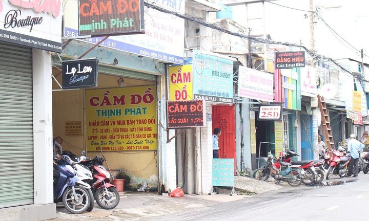 Chủ tiệm cầm đồ xả hàng, thanh lý smartphone, xe máy hậu World Cup