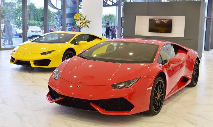 Lamborghini và Bentley mang siêu xe, xe sang trưng bày tại TP.HCM