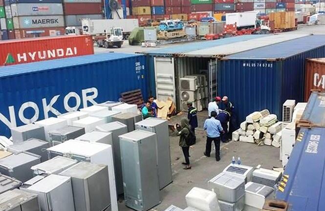 Hàng nghìn 'quả bom bẩn' náu mình ở cảng biển: Trách nhiệm thuộc về ai?