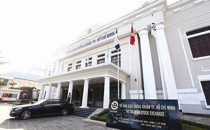 VN-Index 'thụt lùi' trong nửa đầu năm, HoSE vẫn báo lãi 387 tỷ đồng