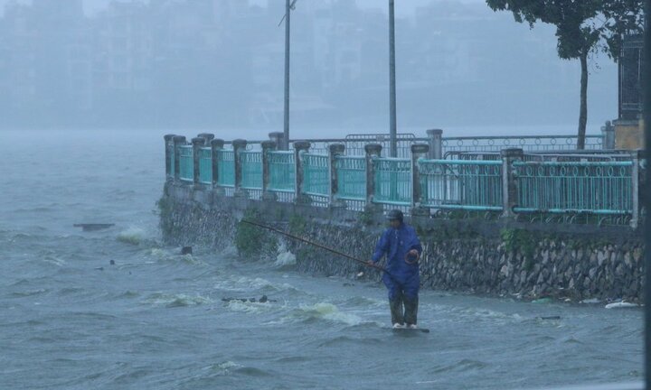Ảnh: Dân Thủ đô vác cần ra Hồ Tây câu cá giữa trời mưa dông, gió giật