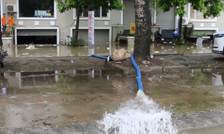 Thiên đường Bảo Sơn ngập sâu trong biển nước, dân dùng máy nổ hút nước cứu biệt thự đắt tiền