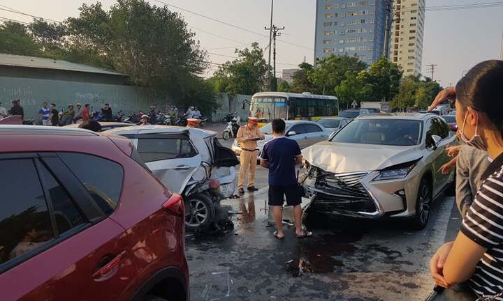Xe Lexus đâm liên hoàn 2 ô tô và 2 xe máy đang dừng đèn đỏ