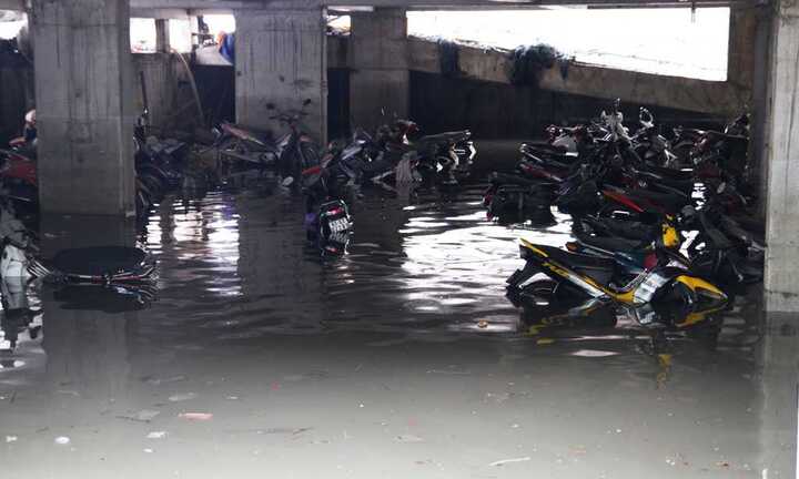 Chủ giữ xe quyết không bồi thường hơn 1.000 xe máy ngâm nước: Luật sư nói gì?