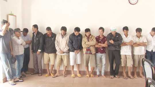 Cảnh sát mật phục ổ đá gà, con bạc tháo chạy tán loạn