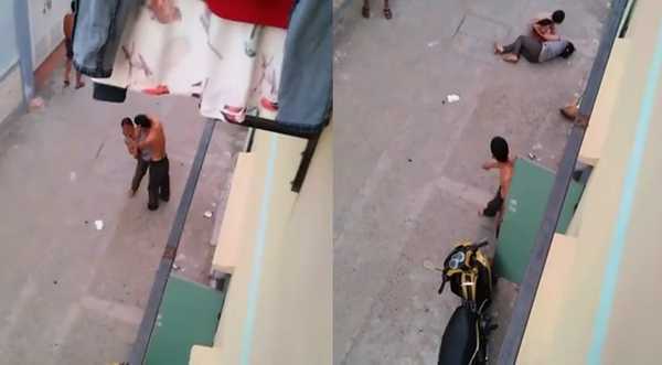 Con gái gào khóc ôm mẹ nằm gục trước cửa nhà