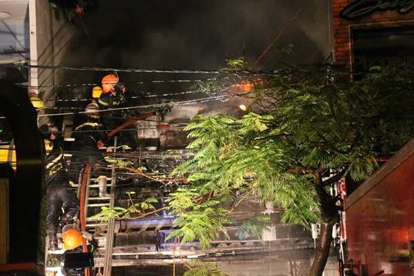 Giải cứu 7 người mắc kẹt trong ngôi nhà bốc cháy dữ dội