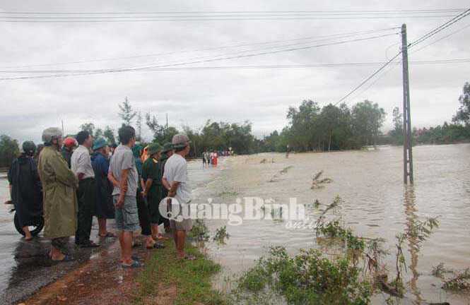 Hai anh em đi lấy sách vở bị lũ dữ cuốn trôi ở Quảng Bình