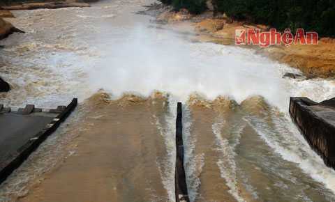 Người dân Nghệ An, Hà Tĩnh tiếp tục ứng phó với... xả lũ