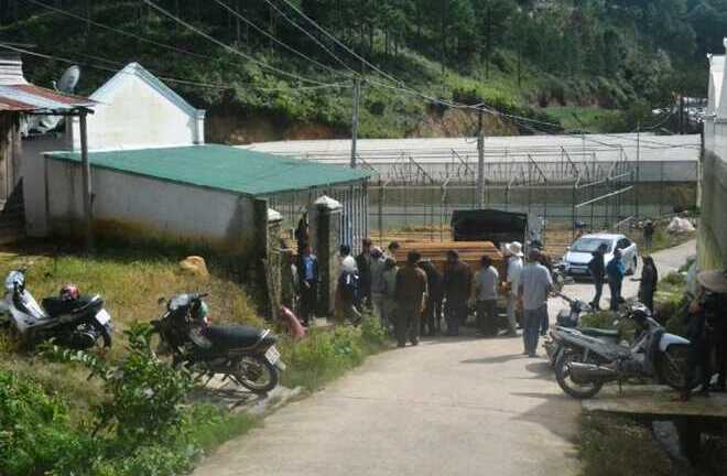 Chồng treo cổ tự tử khi vợ vắng nhà