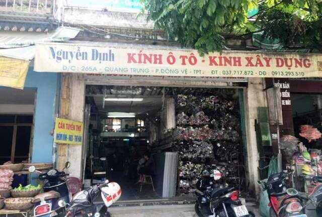 Xông vào nhà dân, kề dao vào cổ bé gái để tống tiền