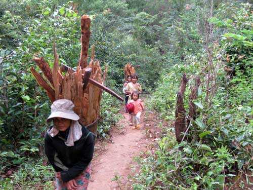 Dân sớm tối say xỉn, một ngôi làng 'bần cùng toàn diện'