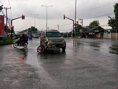 'Ma men' lái xe hơi vượt đèn đỏ, tông liên hoàn 2 xe máy