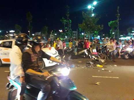 Xe taxi lấn làn tông 3 bố con nguy kịch