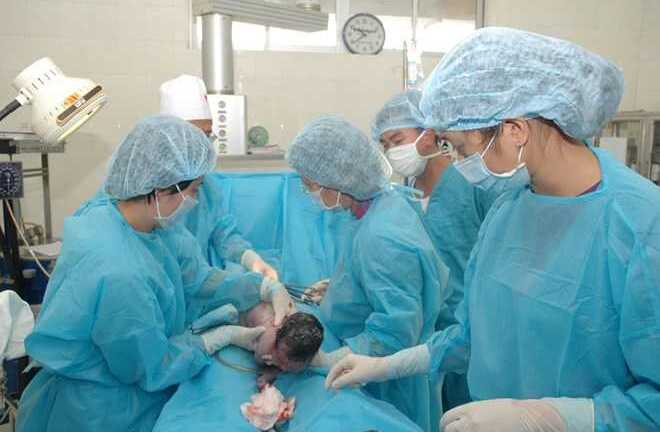 Điều dưỡng tắm bé sơ sinh phát hiện bị gãy chân trong lúc mổ lấy thai