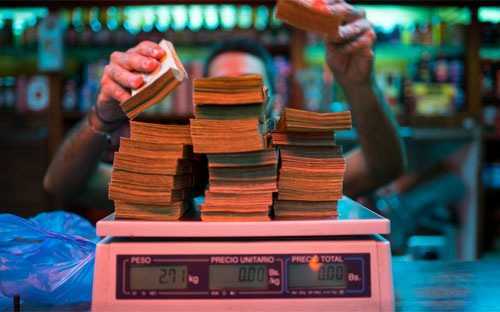 Siêu lạm phát, người Venezuela mua hàng tính tiền bằng... cân