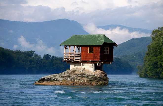 Những căn nhà xây trên địa hình không tưởng