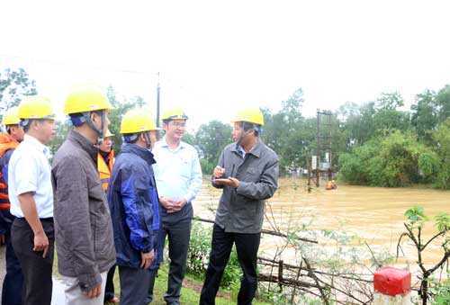 Nước lũ rút tới đâu, điện về ngay tới đó