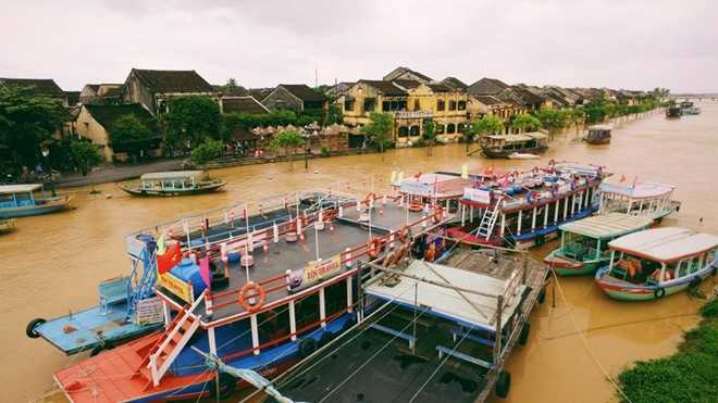 Vẻ đẹp khác lạ khi Hội An mênh mông nước