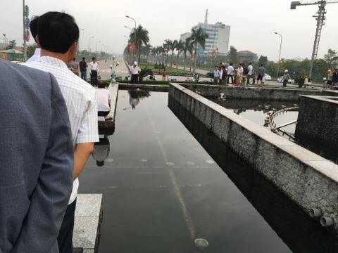 Phát hiện thi thể người đàn ông không mặc áo dưới đài phun nước