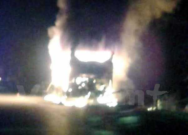 Xe khách giường nằm chở hơn 20 khách bốc cháy trong đêm