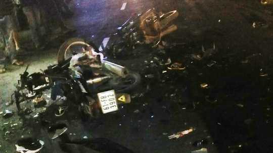 Xe máy kẹp 5 gặp tai nạn, 6 người thương vong