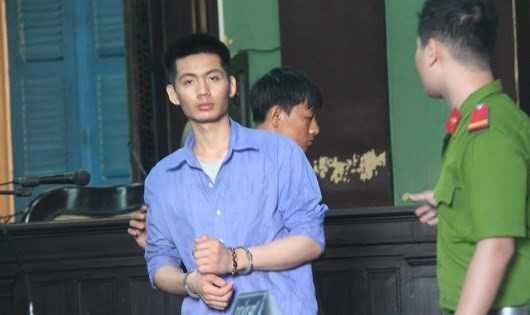 Bênh bạn gái mới, nam thanh niên đâm chết 2 người giữa phố