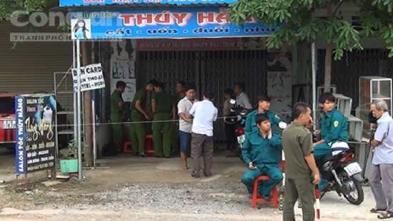 Hoảng hốt phát hiện chồng treo cổ ở tiệm cắt tóc
