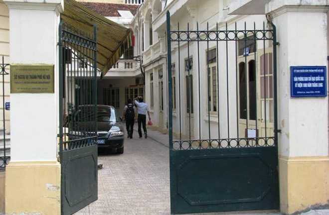 Cán bộ đánh tiến sĩ 76 tuổi: Sở Ngoại vụ Hà Nội họp khẩn