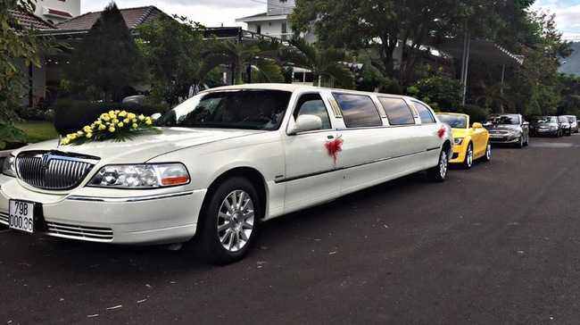 Dàn mô tô 'khủng' và xe limousine rước dâu tại Nha Trang