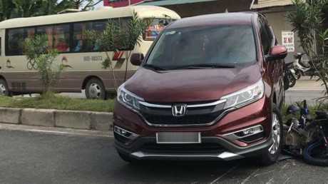 Honda CR-V lùi bất ngờ, cuốn xe máy vào gầm, leo lên dải phân cách