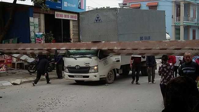 Barrier hạn chế chiều cao đè bẹp cabin xe tải, 3 người thoát chết ngoạn mục