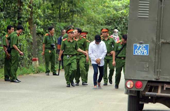 Thực nghiệm hiện trường vụ vợ con cán bộ huyện bị sát hại trong biệt thự