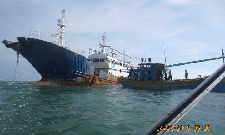 Tìm thấy bằng khen có chữ Trung Quốc trên tàu không người lái trôi dạt trên Biển Đông