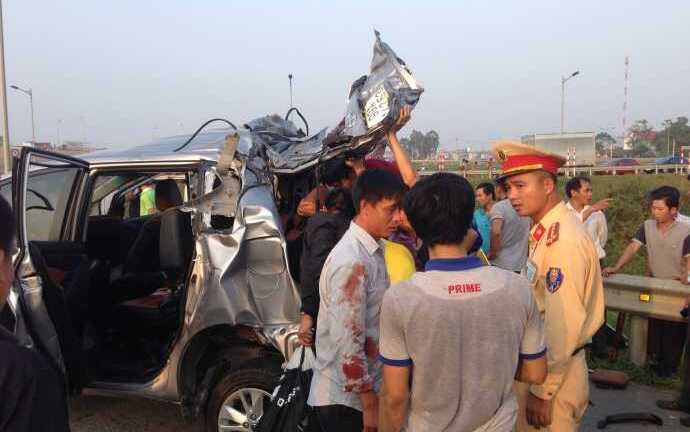 Xe đầu kéo đâm xe con trên cao tốc, 6 người nguy kịch