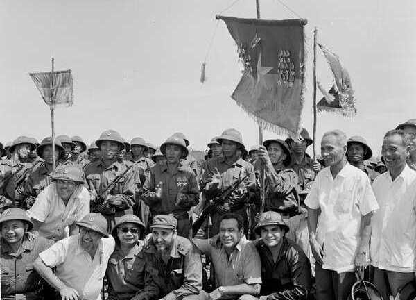 Hình ảnh Fidel Castro cùng bộ đội Việt Nam giữa tuyến lửa Quảng Trị năm 1973