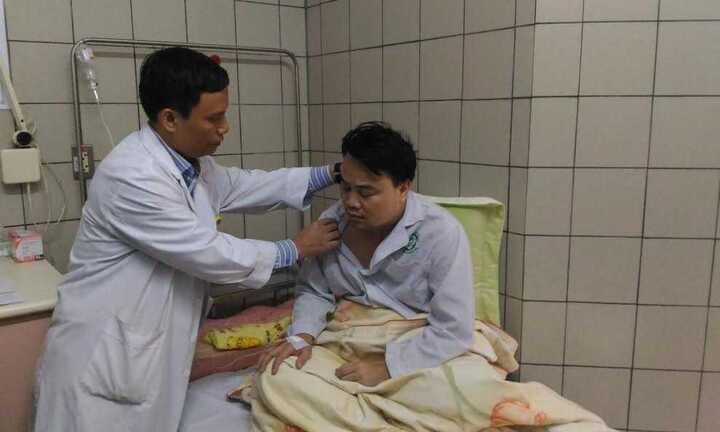 Trưởng công an phường bị đâm trọng thương kể phút nghẹt thở giải cứu con tin