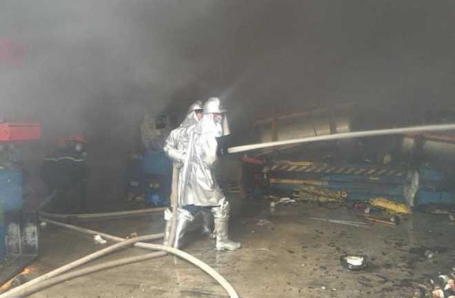 Ảnh: Cảnh sát mặc áo cách nhiệt chữa cháy kho hàng ở Hà Nội