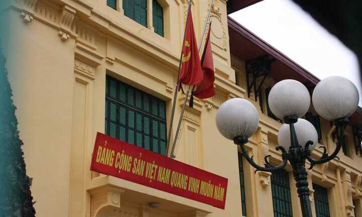 Ảnh: Hà Nội treo cờ rủ ngày quốc tang tưởng nhớ lãnh tụ Cuba Fidel Castro