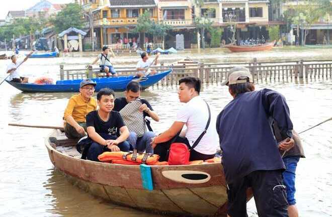 Ảnh: Lũ về, dân Hội An đưa thuyền vào trong phố