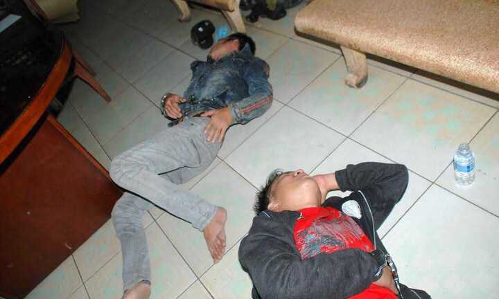 Nổ súng khống chế hai kẻ 'ngáo đá' cầm hung khí trên phố