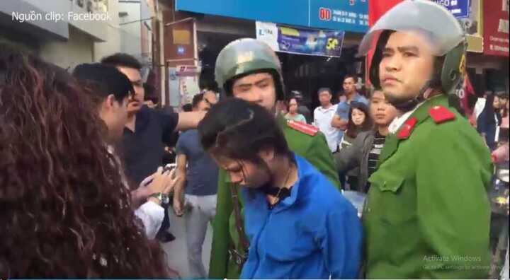 Dân truy đuổi, bắt sống nữ đạo chích 'chôm' đồ trong tiệm làm móng