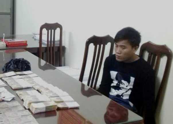 Nhóm thanh niên rủ nhau buôn bán tiền giả qua facebook