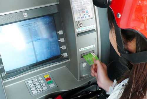 Cảnh giác nạn cướp giật tại cây ATM dịp Tết