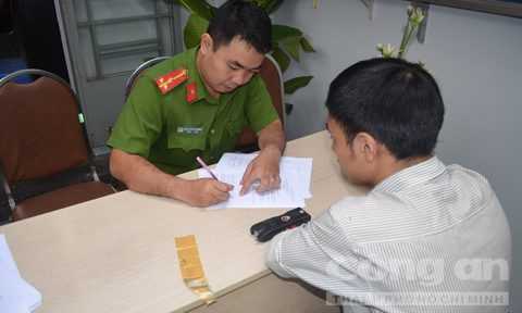 Người Sài Gòn hào hứng mang dao kiếm, mã tấu đi đổi quà Tết