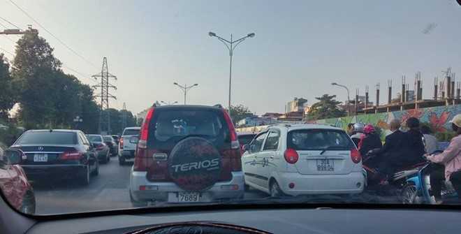 Nhiều tuyến đường ở Hà Nội ùn tắc ngày mùng 1 Tết Nguyên đán