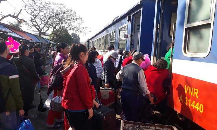 Đông nghẹt tàu vào Nam, khách lổm nhổm ngồi ghế nhựa