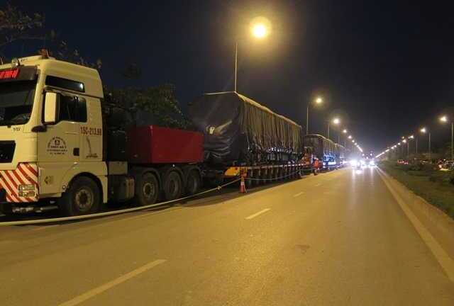 Cấm đường để cẩu đầu máy, toa xe đường sắt trên cao